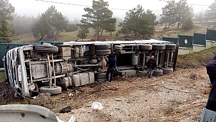 Kontrolden çıkan tır yan yattı: 1 yaralı