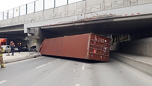 Köprüye çarpan tırın dorsesi yan yattı