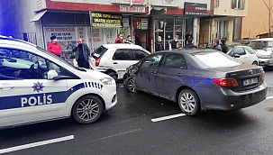 Kriz geçiren sürücü 4 araca çarptı