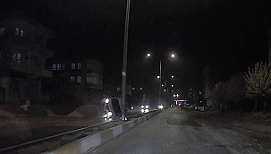 Kum yığınına çarpıp uçtu!