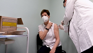 Macaristan'da ilk Covid-19 aşısı vuruldu 