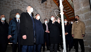  Millet kütüphanesi'nde inceleme 