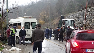 Minibüs ile kamyonet çarpıştı: 8 yaralı