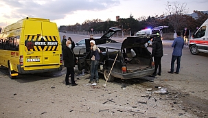 Minibüs ile otomobil çarpıştı: 7 yaralı