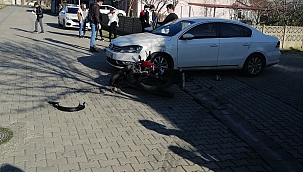 Motosiklet ve otomobil çarpıştı 