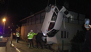 Otomobil binanın bahçesine uçtu 