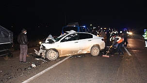 Otomobil kamyonla çarpıştı: 3 ölü!