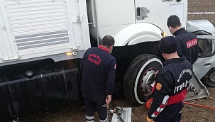 Otomobil kamyonun altına girdi: 1 ölü 