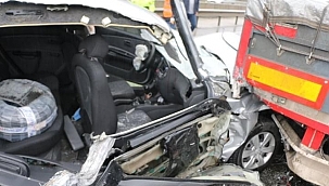 Otomobil tırın altına girdi: 3 yaralı