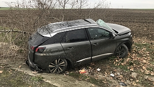 Otomobil yağmur kanalına düştü: 2 yaralı 