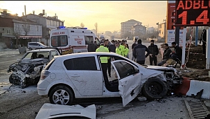 Otomobille kamyonet çarpıştı: 5 yaralı 