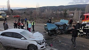 Otomobiller çarpıştı: 1 ölü 4 yaralı