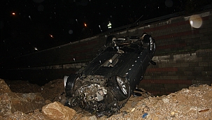 Parçalayıp 10 metreden aşağı uçtu 