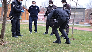 Parkta 3 yerinden bıçaklandı