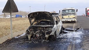 Seyir halindeki otomobil cayır cayır yandı 