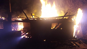 Sinop'ta 2 katlı ahşap bina kül oldu 