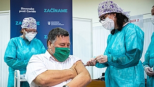 Slovakya'da ilk Covid-19 aşısı vuruldu 