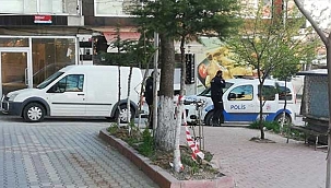 Tartıştığı arkadaşlarını tabancayla vurdu 