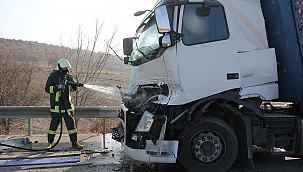 Tır bir başka tıra çarptı: 1 yaralı
