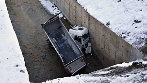 Tır dere yatağına devrildi: 1 yaralı