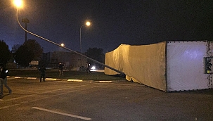 Tır devrildi faciadan dönüldü