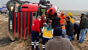  Tır şarampole devrildi: 1 yaralı