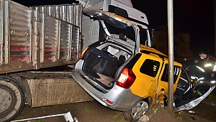 Tır ticari taksiye çarptı: 3 yaralı