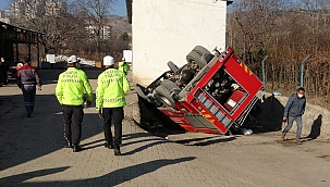 Tokat'ta itfaiye aracı devrildi: 2 yaralı 
