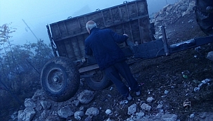 Toprak yüklü römork devrildi