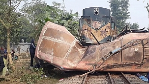 Tren otobüse çarptı: 12 ölü 5 yaralı