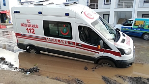 Vakaya giden ambulans çamura saplandı 