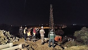 Yarı çıplak yüksek gerilim hattına çıktı