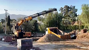  Yol çöktü kamyon içine düştü!