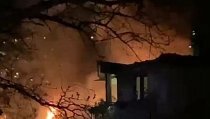 2 katlı ahşap bina alev alev yandı 