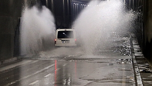 Adana'da altgeçitleri su bastı