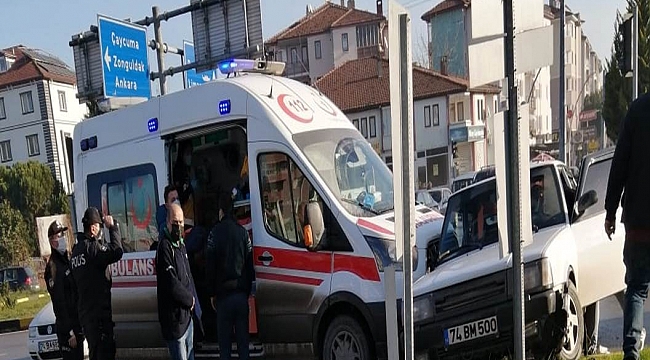Ambulansla otomobil çarpıştı: 1 yaralı 