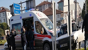 Ambulansla otomobil çarpıştı: 1 yaralı 