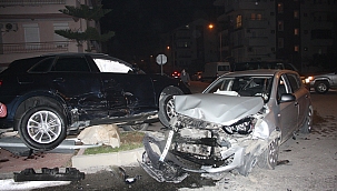 Antalya'da üç araç birbirine girdi!