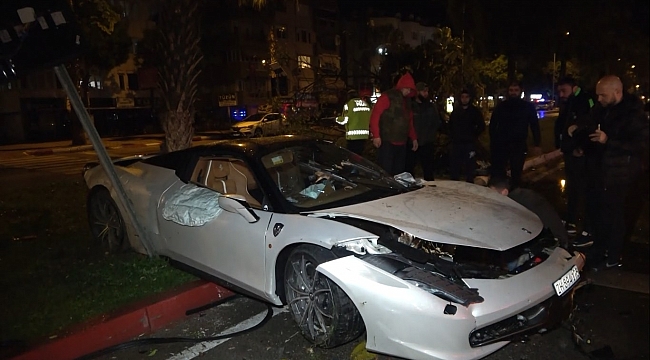 Antalya'da ultra lüks kaza: 2 yaralı