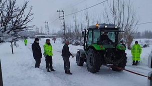 Araçlar yolda kaldı yol ulaşıma kapandı