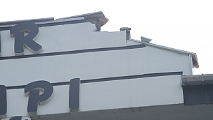 Ayvalık'ta bir evin çatısına yıldırım düştü 