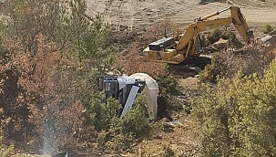 Beton mikseri uçuruma yuvarlandı