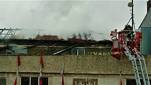 Binanın çatısı alev alev yandı!