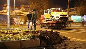  Boş yolda kafa kafaya çarpıştı: 2 yaralı