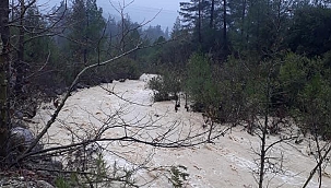Burdur'da dereler taştı yollar kapandı