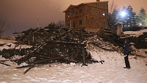 Çöken ev ekipleri alarma geçirdi