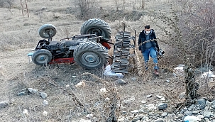 Devrilen traktörünün altında kaldı