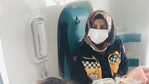 Doğum yapan kadını 112 hastaneye yetiştirdi