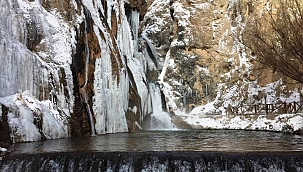 Dondurucu soğukta şelale buz kesti