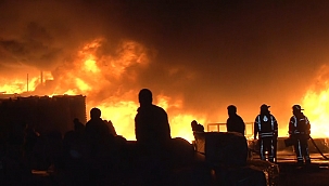 Esenyurt'ta plastik fabrikası alev alev yandı 